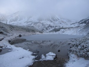 ミドリガ池にはうっすら雪が