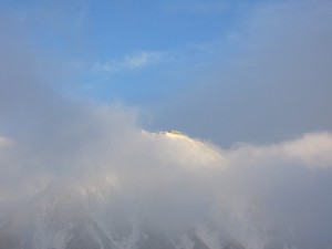 雲の切れ間から雄山神社峰本社